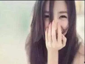 捂嘴笑吃瓜,瓜田里的欢乐时光