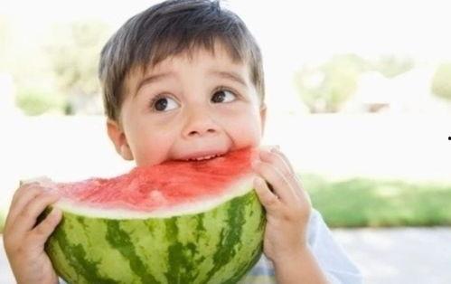 真人小孩夏天吃瓜,小宝贝的甜蜜瓜果时光